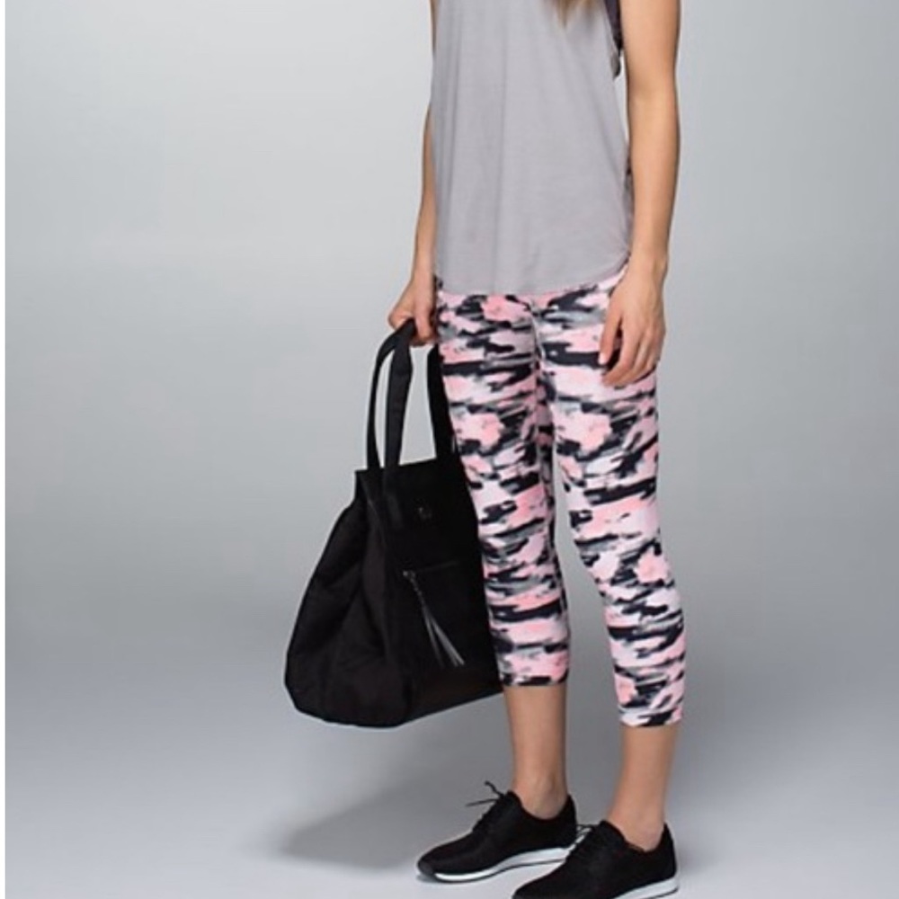 lululemon Wunder Under Crop, Wamo Camo Barely Pink pre Owned - Picture 4 of 4